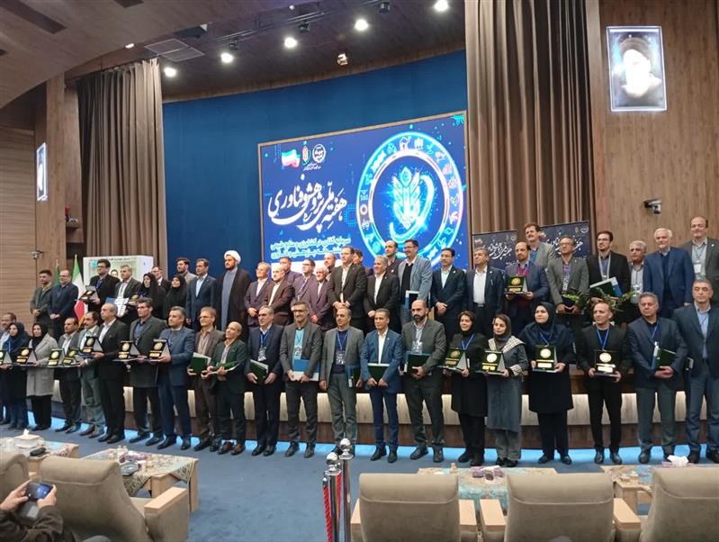 تقدیر از پژوهشگران برتر مؤسسه اصلاح و تهیه نهال و بذر در همایش هفته پژوهش و فناوری سازمان تات